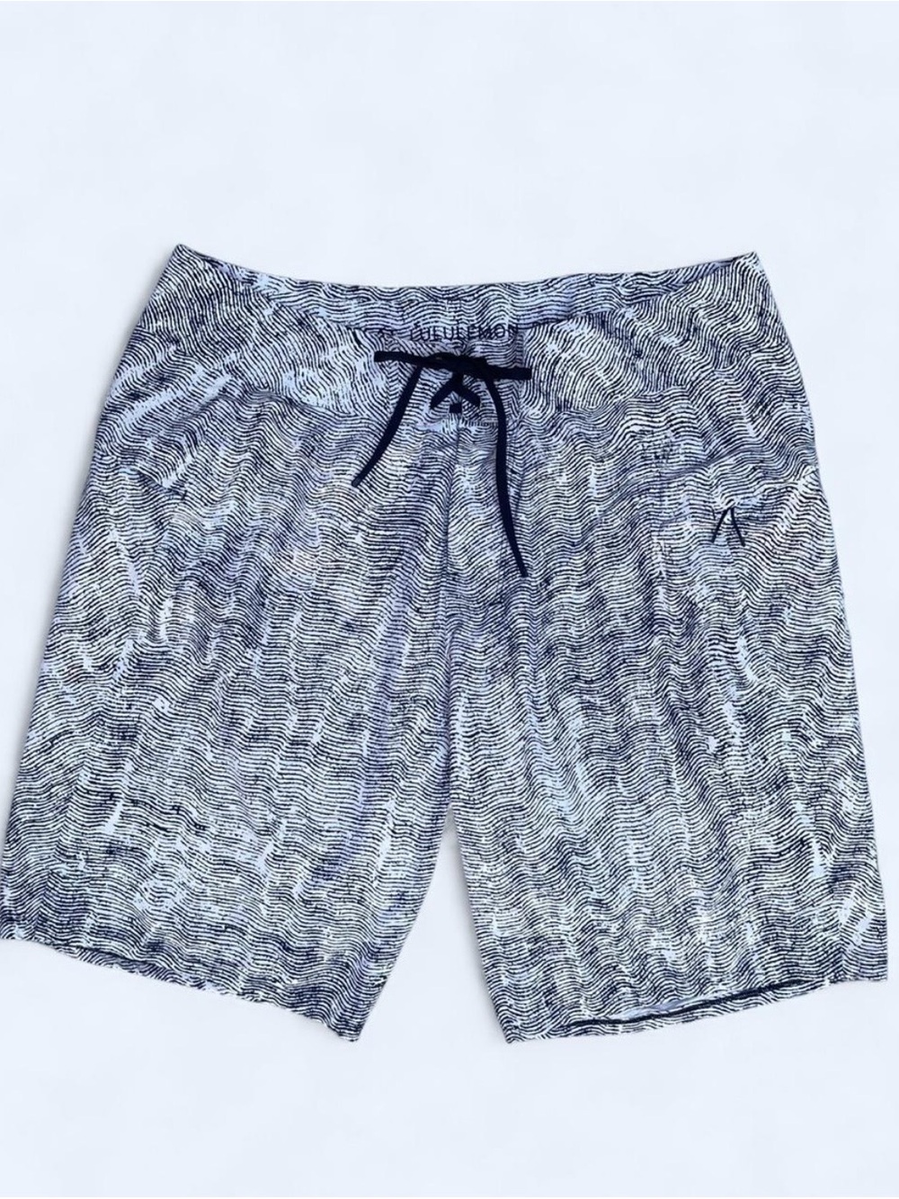 Lululemon Men’s Current State Board Shorts in gray Wave-Print beach surf resort
